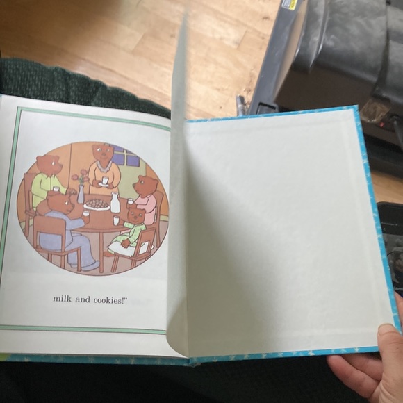 Milk and cookies a Frank Ashe bear story - Picture 9 of 14